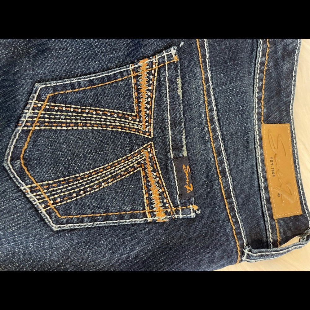 7 Jean with flare bottom - Picture 2 of 5